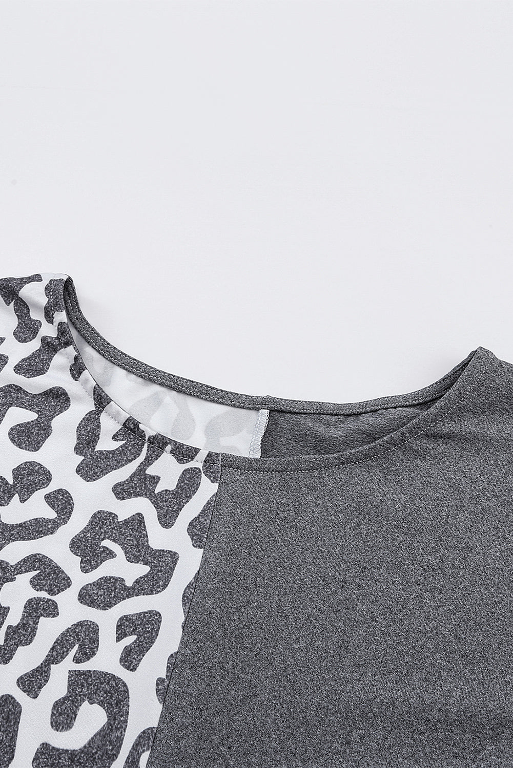 Vestido estilo camiseta de manga corta con aberturas y estampado de leopardo liso en contraste gris