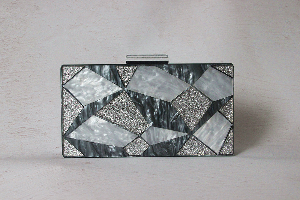 Modische Clutch aus Acryl in Schwarz und Weiß mit Kontrast