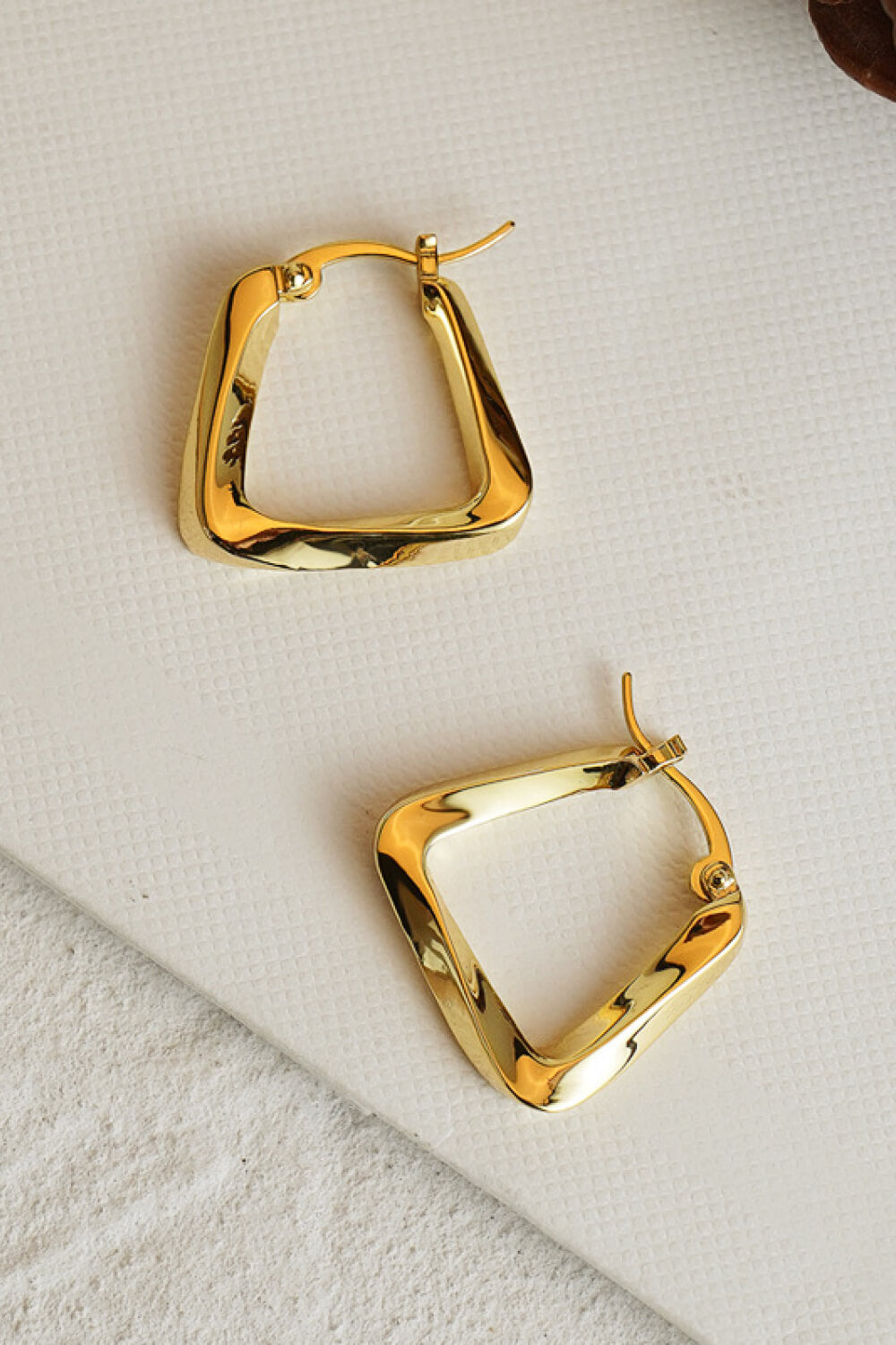 Unregelmäßige geometrische Ohrringe mit 18-Karat-Vergoldung