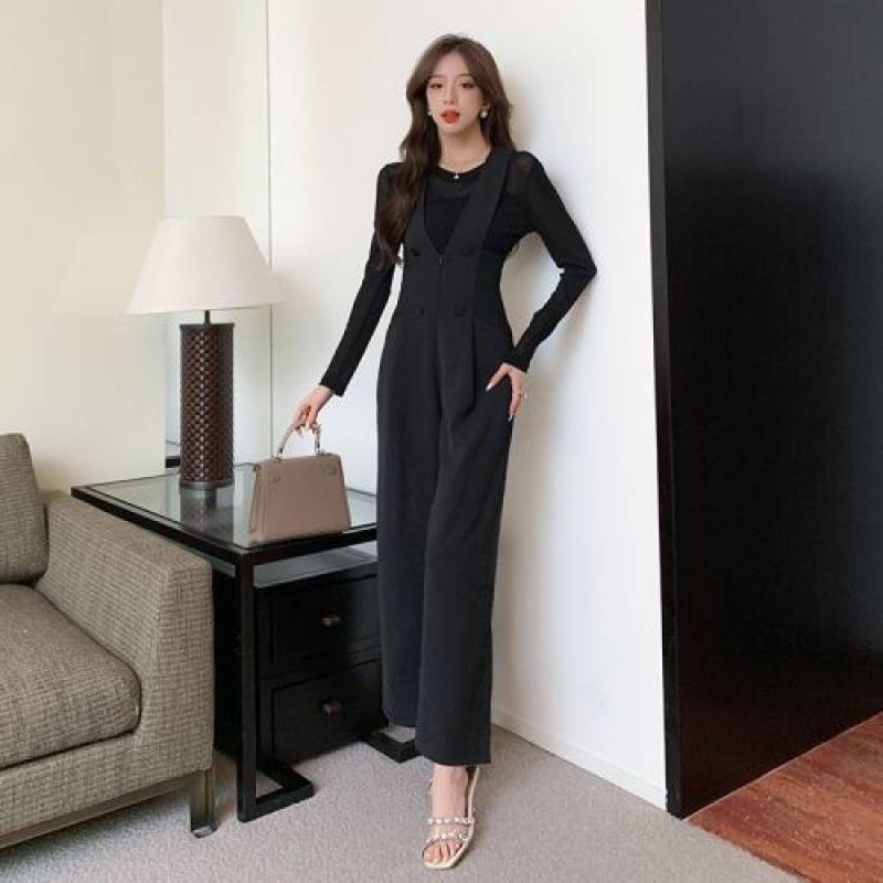 Modischer Jumpsuit mit Hosenträgern und hoher Taille und weitem Bein