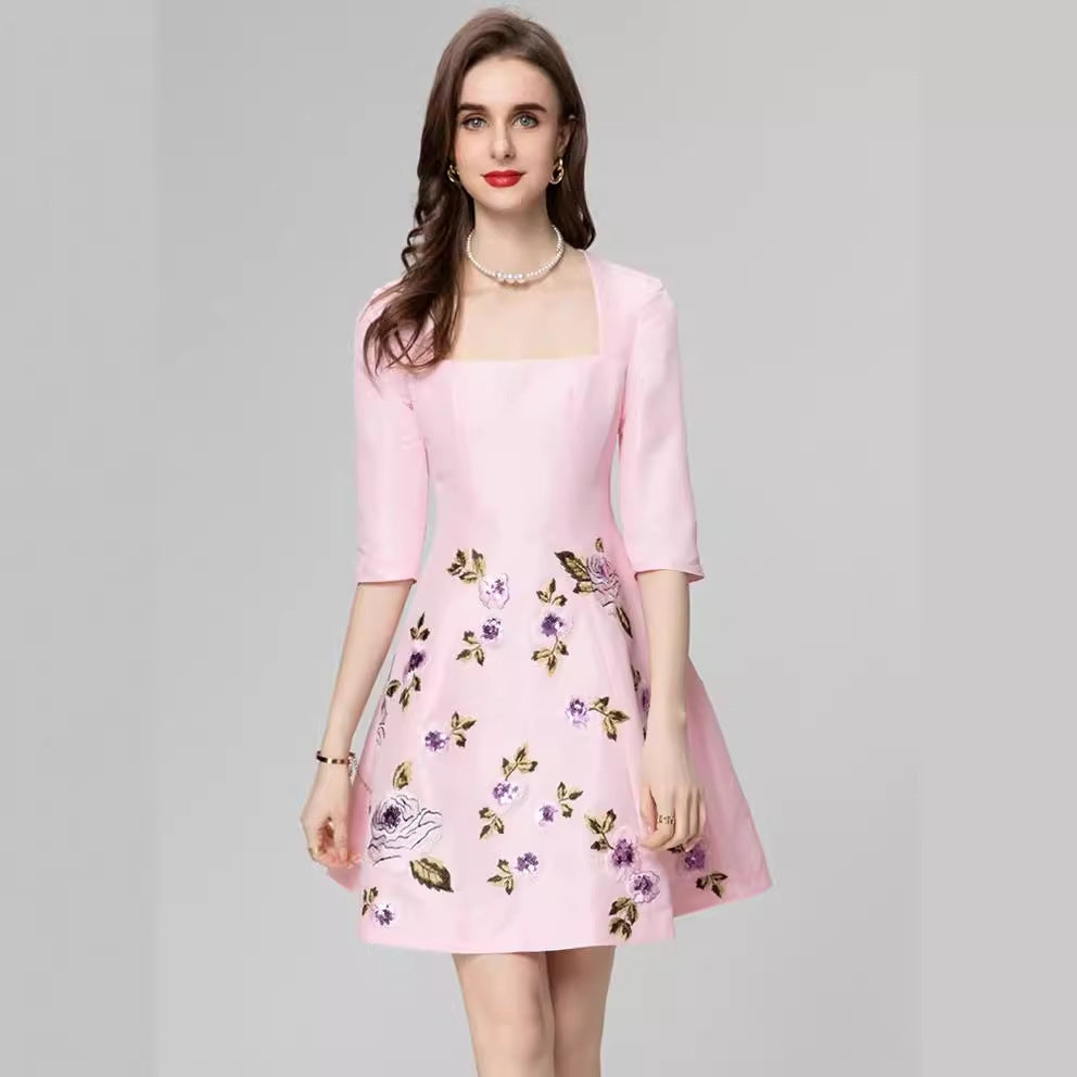 Exquisites Kleid mit bestickten Blumen und halblangen Ärmeln