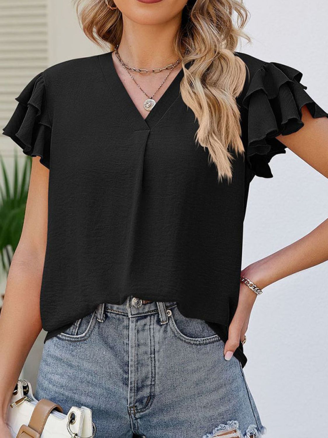 Blusa con mangas casquillo y cuello en V con volantes