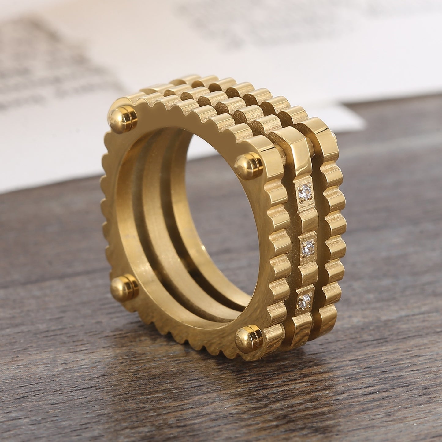 Quadratischer Ring aus Edelstahl mit eingelegtem Zirkon