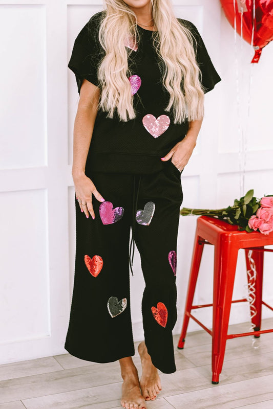 Conjunto de estar por casa con top de manga corta con lentejuelas en forma de corazón y pantalones con cordón