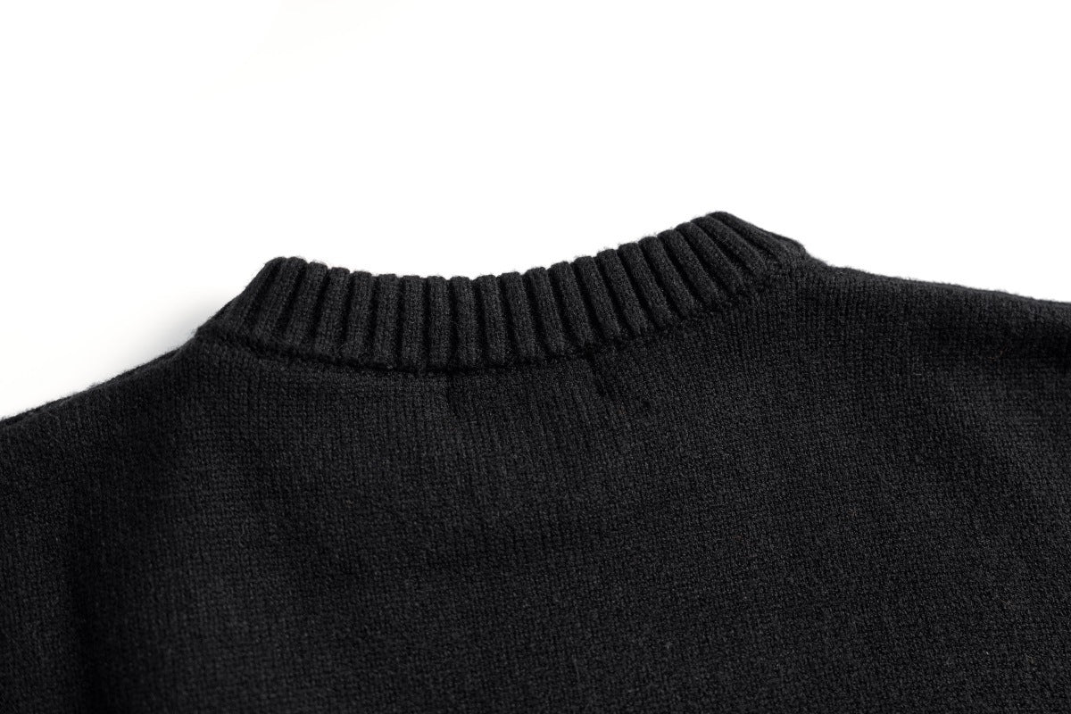 Herzförmiger gestrickter, gehäkelter Freizeitpullover mit Rundhalsausschnitt