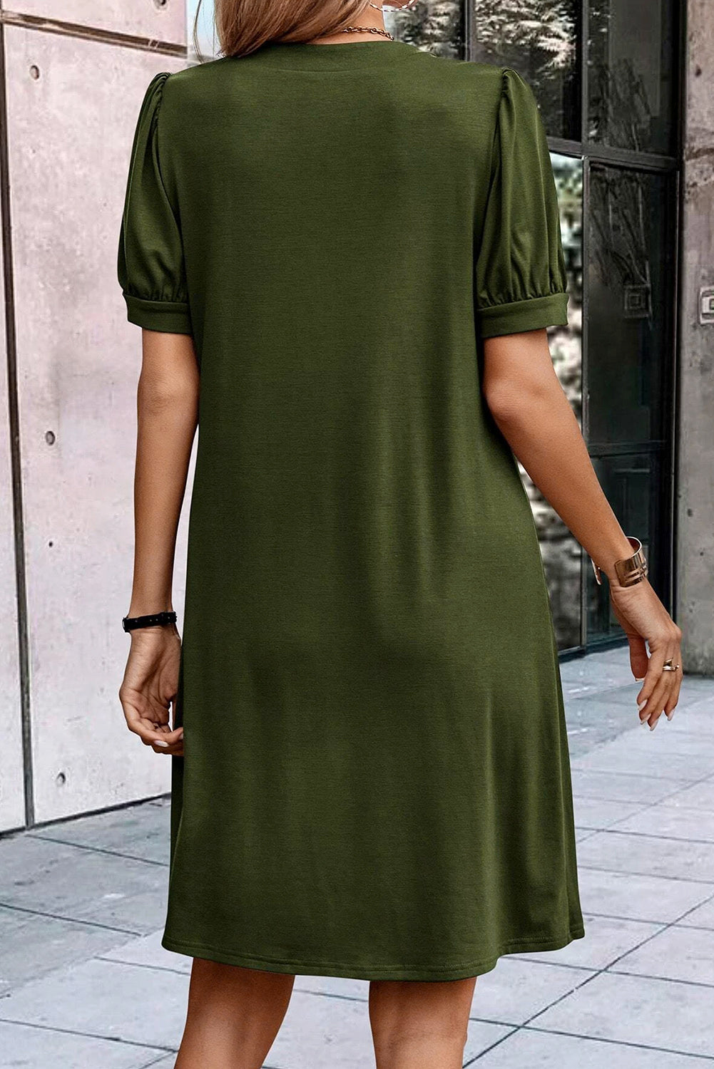 Vestido estilo camiseta recto con mangas abullonadas y plisadas con cuello con muesca verde helecho