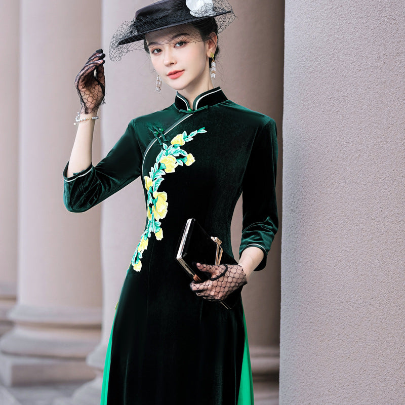 Cheongsam Ao Dai mejorado sin división, bordado largo, manga tres cuartos, terciopelo dorado